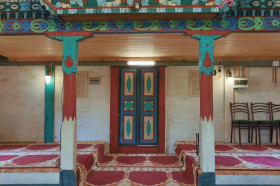 Camili Havzası’ndaki 175 yıllık ahşap cami babadan oğula korunuyor

