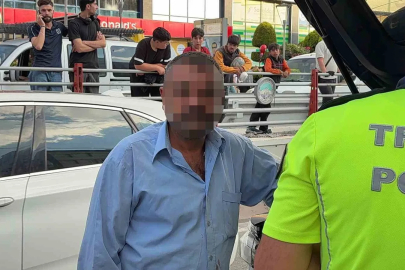 Otomobilin çarptığı refüjden kopan taşlar tramvaydan içeri girdi: 4 yolcu yaralı
