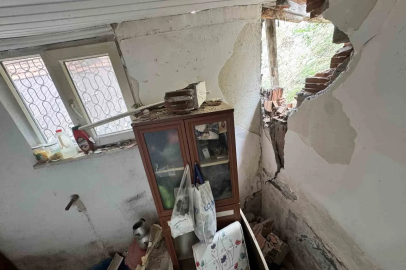 Heyelanda kaya parçalarının isabet ettiği ev hasar gördü
