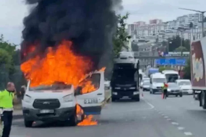 Trabzon’da seyir halindeki dolmuş minibüsü alevlere teslim oldu
