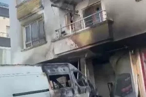 Ankara’da gece çıkan yangında dükkan, minibüs ve daire zarar gördü
