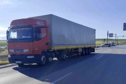 Çorum’da otomobil ile tır kavşakta çarpıştı: 4 yaralı
