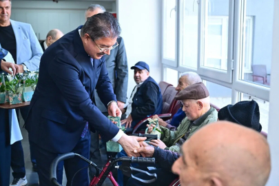 Vali Yılmaz, Yaşlı Bakım ve Rehabilitasyon Merkezi’nde Babalar Günü pastası kesti
