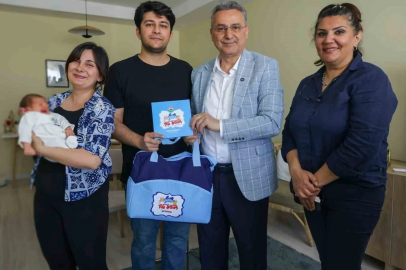 İlkadım’da doğan 555’inci bebeğin ilk hediyesi Başkan Kurnaz’dan
