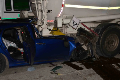 Adana’da otomobil tıra çarptı: 1 ölü, 2 yaralı
