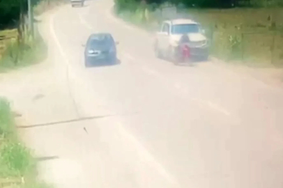 Kamyonet ile motosiklet böyle çarpıştı: 1 ağır yaralı
