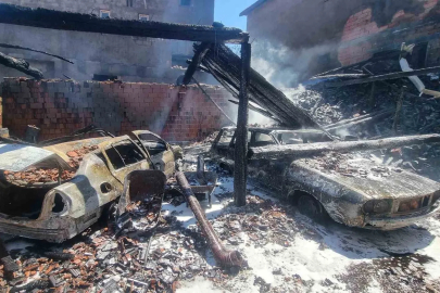 Kütahya’da korkutan yangın: 3 ev hasar gördü, 2 araç küle döndü
