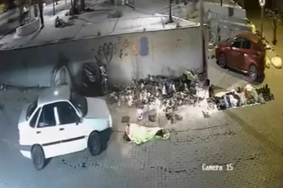Kaldırımda uyuyanı fark etmedi, üzerinden otomobille geçti: O anlar kamerada
