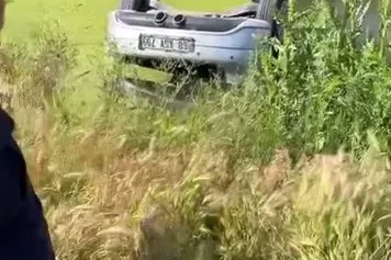 Su dolu drenaj kuyusuna gömülü otomobilden 2 ceset çıktı
