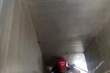 Havalandırma boşluğuna sıkışan kedi kurtarıldı
