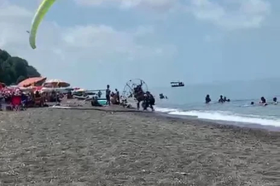 Plajda kontrolden çıkan motorlu paraşüt kalabalığa daldı: 3 yaralı
