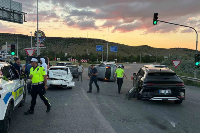 Kayseri’de otomobil trafik ışıklarında bekleyen 4 araca çarptı: 4 yaralı
