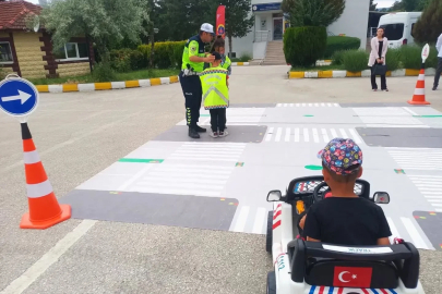 Koruma altındaki çocuklardan jandarma teşkilatına anlamlı ziyaret
