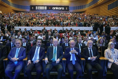 Cumhurbaşkanı Erdoğan: "Siyasi rakiplerimiz koltuk kavgası verirken biz Türkiye’yi geleceğe hazırlamanın mücadelesini veriyoruz"
