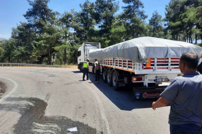 Balıkesir’de tıra arkadan çarpan otomobil takla attı: 4 yaralı
