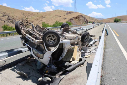 Elazığ’da kamyonet refüjdeki su kanalına devrildi: 2 yaralı
