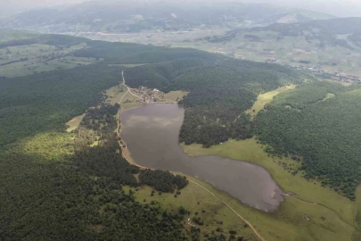 Yağışlar göleti doldurdu, yayla yolu su altında kaldı
