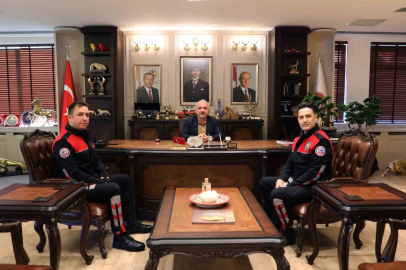 Başkan Esen, heimlich manevrasıyla hayat kurtaran polis memurlarını tebrik etti
