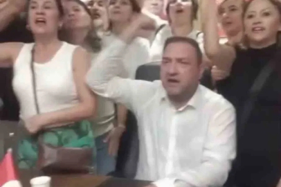CHP İzmir’de olaylı gece: Gümrükçü il binasına girdi, taraflar arasında arbede çıktı
