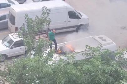 Park halindeki aracın tavanında çıkan yangına vatandaşlar müdahale etti
