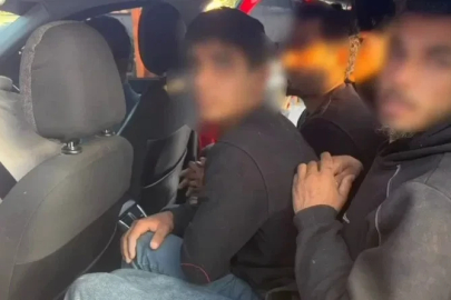 Taksiyle göçmen kaçıran insan tacirleri polisten kaçamadılar
