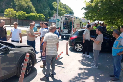 Kontrolden çıkan araç 3 otomobile çarpıp cami bahçesine girdi
