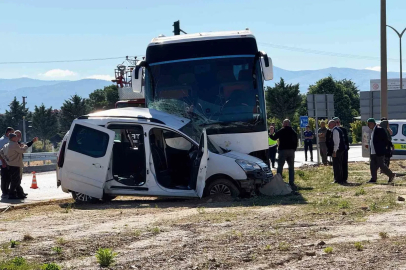 Tur otobüsü ile hafif ticari araç çarpıştı: Genç sürücü hayatını kaybetti
