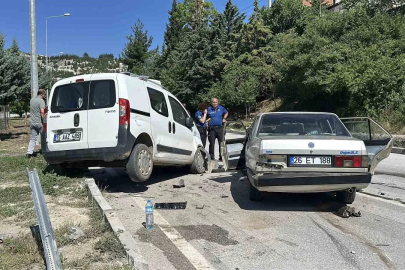 Burdur’da otomobil ile hafif ticari araç çarpıştı: 5 yaralı
