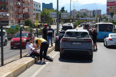 Üst geçitte 4 araç birbirine girdi: 1 yaralı
