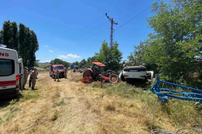 Park halindeki traktöre çarpan otomobil ters döndü: 1 yaralı
