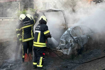 Müstakil evin otoparkında alev alan otomobil küle döndü
