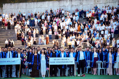 Stadyumu dolduran aileler, çocuklarının mezuniyet heyecanına ortak oldu
