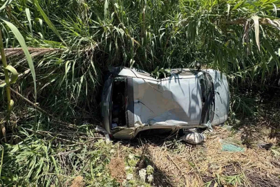 Ticari araç ile çarpışan otomobil bahçeye devrildi: 2 yaralı
