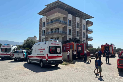 Çatıdaki kartonlar alev aldı, 4 kişi dumandan etkilendi
