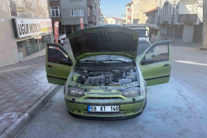 Park halindeki araçtaki yangını vatandaşlar söndürdü
