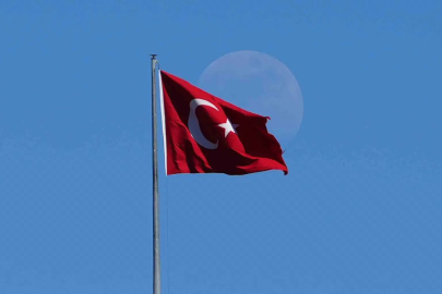 Mavi gökyüzünde Türk bayrağı ve ay manzarası
