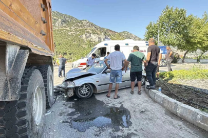 Kamyona arkadan çarpan genç sürücü yaralandı
