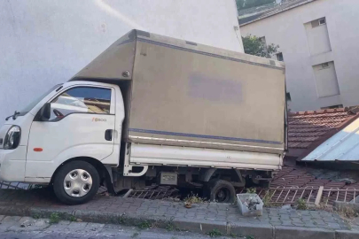 Kağıthane’de geri kayan kamyonet evin çatısına düştü
