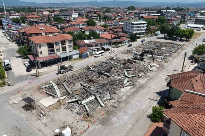 Düzce’de riskli yapılar temizliyor
