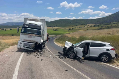 Tokat’ta otomobil ile kamyon çarpıştı: 4 yaralı
