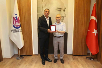Manisa’da 41 bin nikaha imza attı, gözyaşlarıyla veda etti
