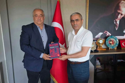 Başkan Öztürk’ten Kaymakam Güney’e "Helvacı Kilimi" kitabı takdimi
