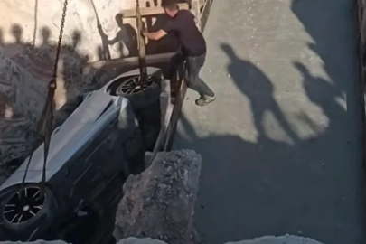 Kontrolden çıkan lüks otomobil köprü inşaatı çukuruna düştü
