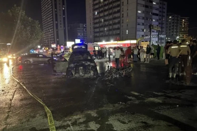 Esenyurt’ta otomobil ile motosiklet çarpıştı: Araçlar alevlere teslim oldu
