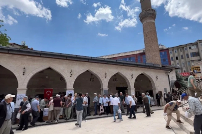 Sivas’ta cami cemaatine aşure ikram edildi

