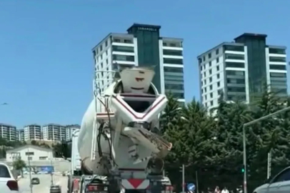 Mikserden taşan beton yola döküldü
