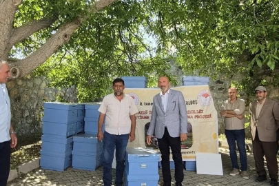 Sivrice’de arıcılara kovan desteği
