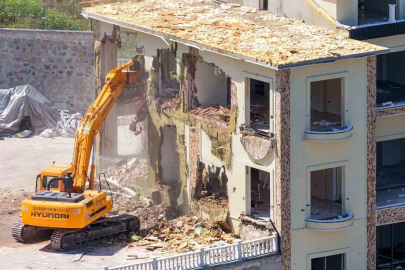 Başiskele’de ormanlık alana inşa edilen 3 katlı kaçak yapı yıkıldı
