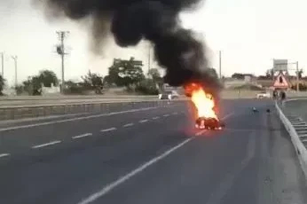 Tekirdağ’da seyir halindeki motosiklet alev alev yandı
