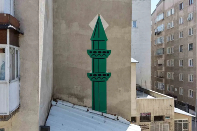 Minareye yer bulamayınca duvara tasarladılar
